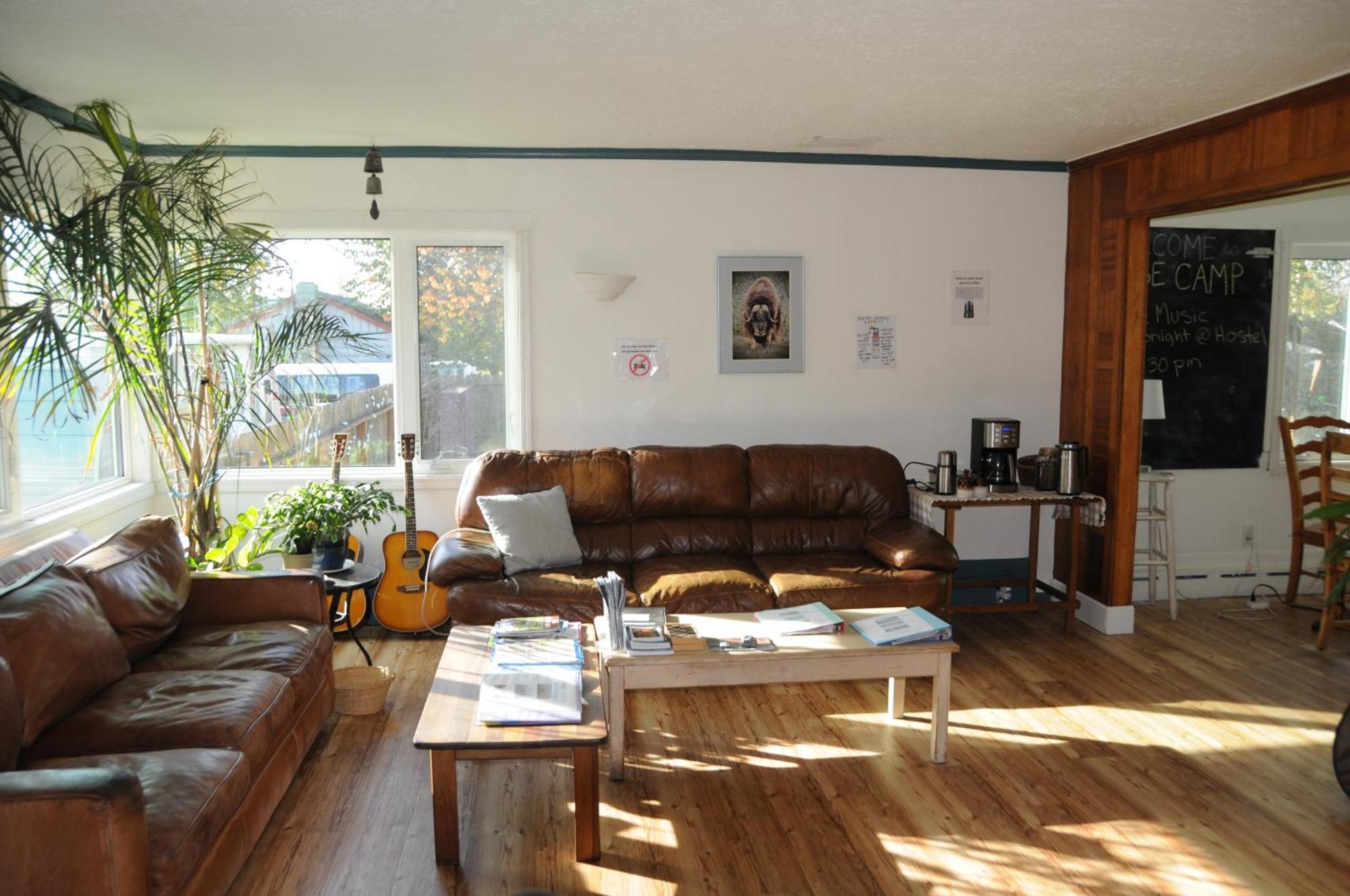 Base Camp Anchorage Hostel Екстер'єр фото