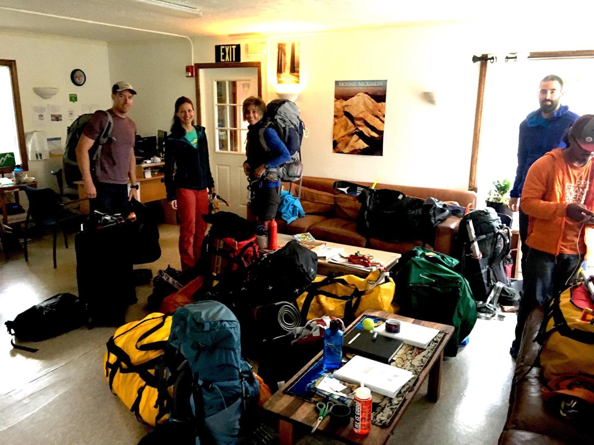 Base Camp Anchorage Hostel Екстер'єр фото