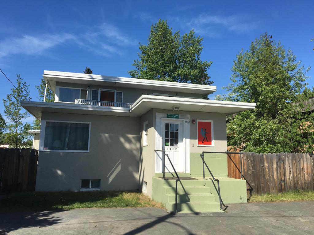 Base Camp Anchorage Hostel Екстер'єр фото